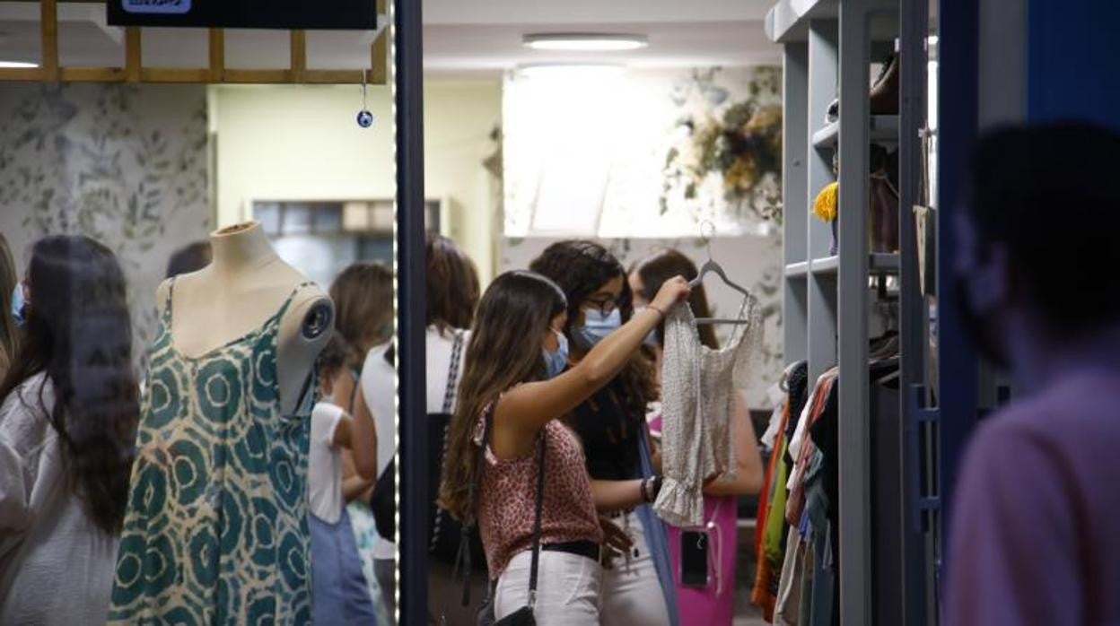 Una tienda del Centro de Córdoba durante la última noche de San Juan