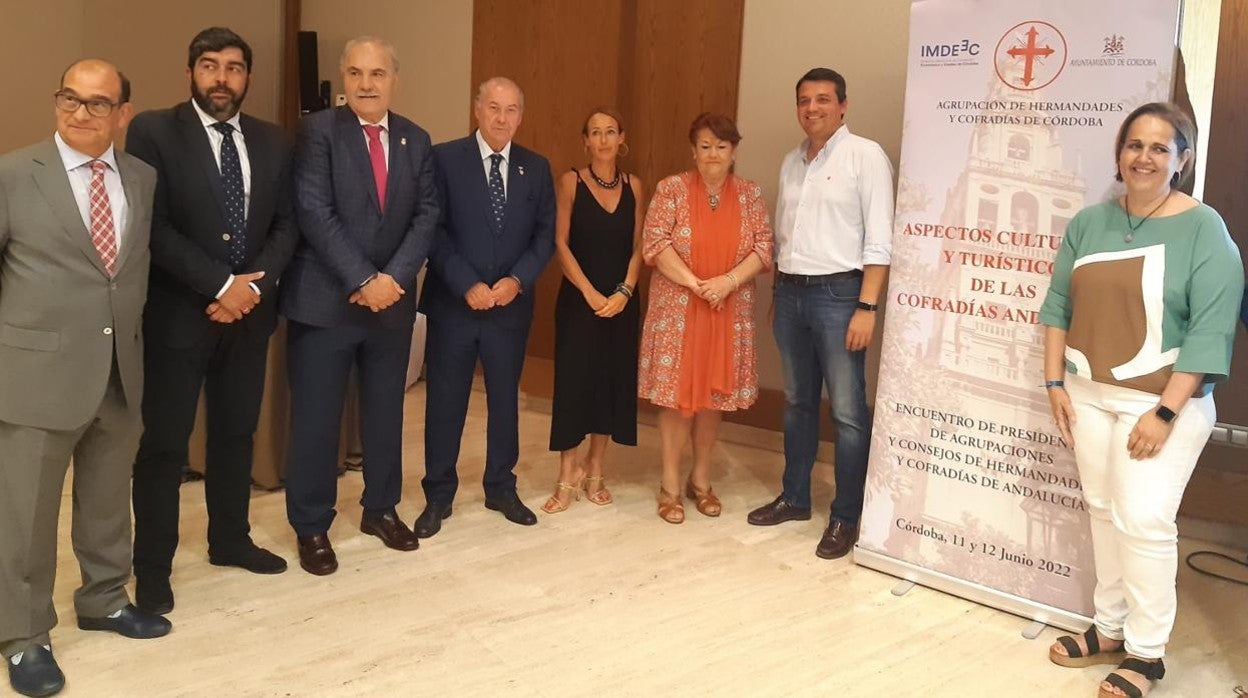 Representantes de las agrupaciones de cofradías de Andalucía, junto a Marián Aguilar, Olga Caballero, el alcalde y Blanca Torrent