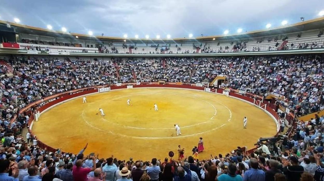 Aficionados en la plaza de toros de Jaén