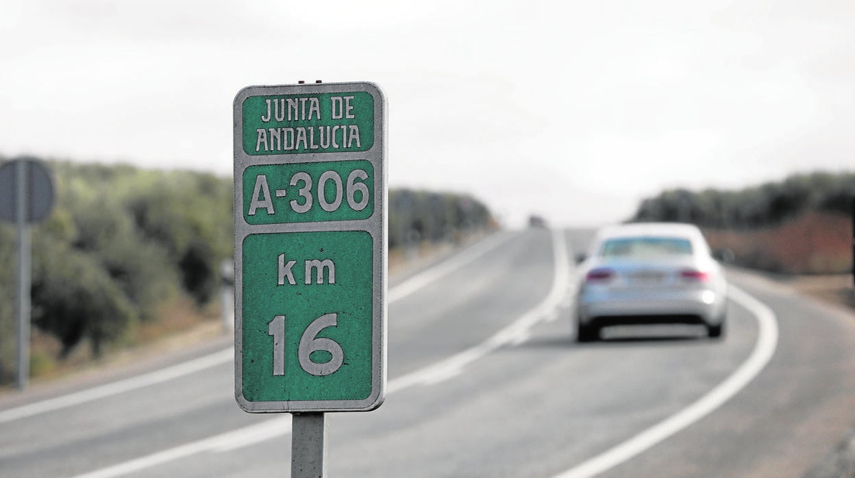 Un coche circula por la A-306 a su paso por la provincia de Córdoba