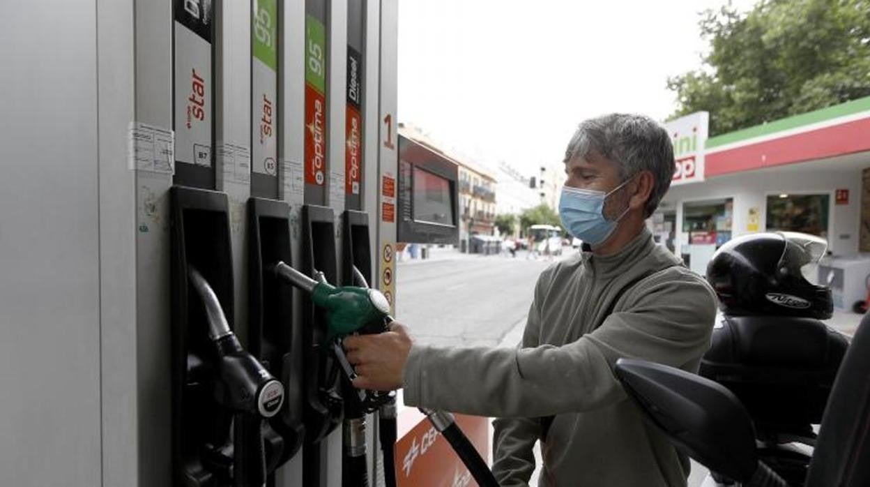 Un hombre reposta en una gasolinera del Centro de Córdoba