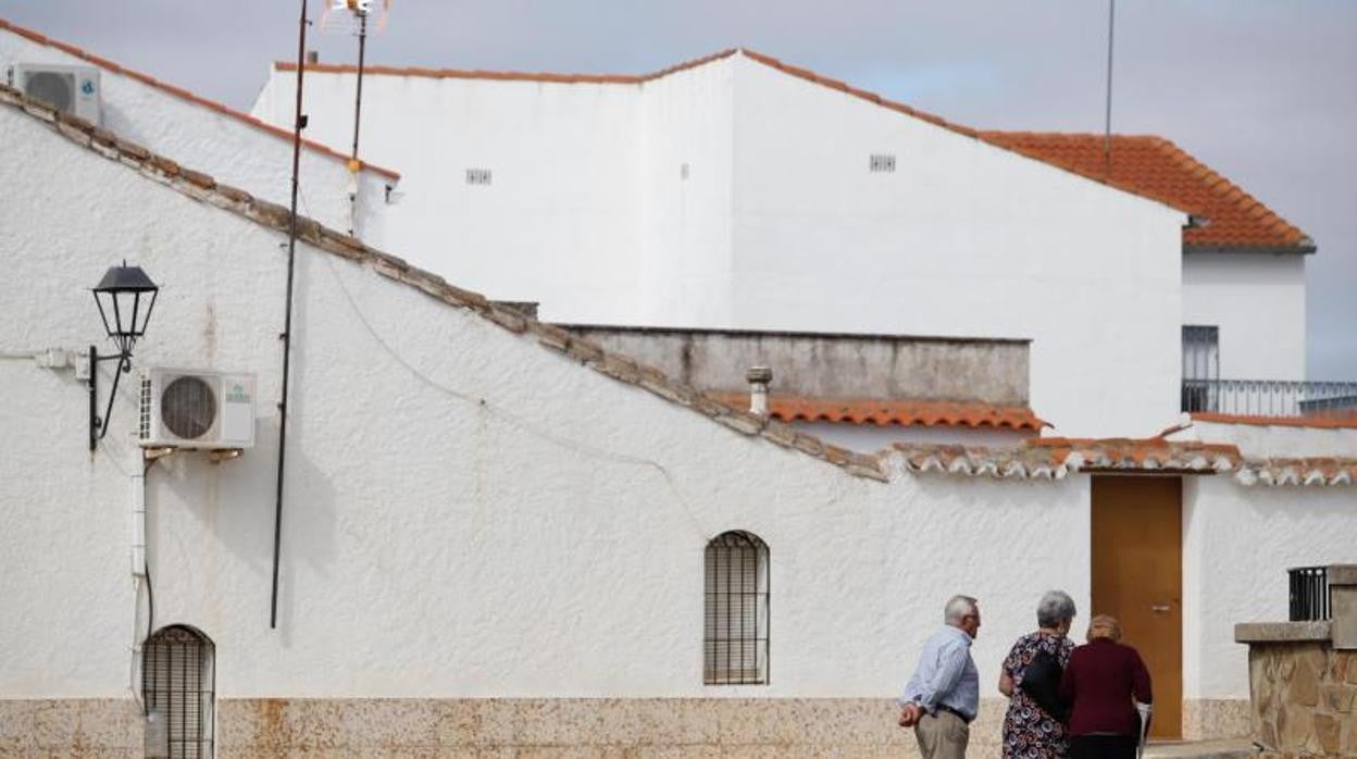 Tres personas mayores pasean por Los Blázquez, al Norte de Córdoba, en octubre de 2019