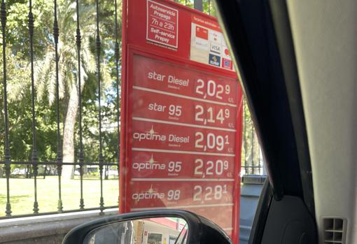 Imagen de los precios de la gasolinera de Colón desde un vehículo