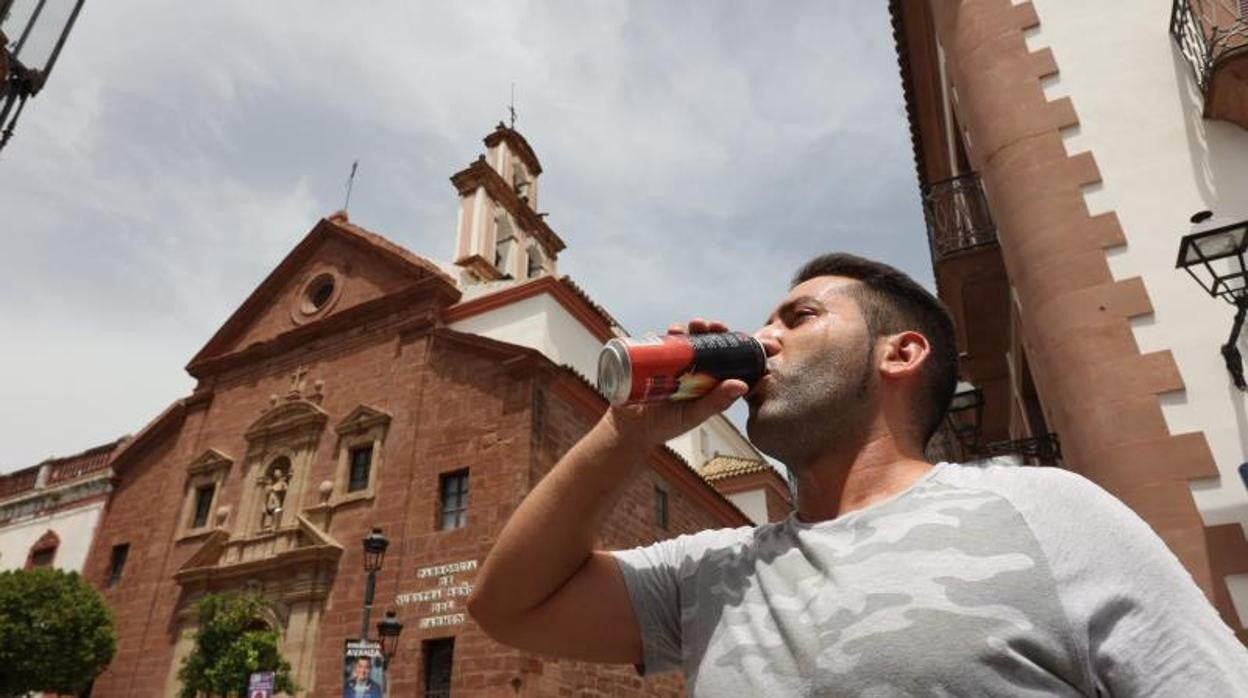 Un joven se refresca al mediodía de este lunes 13 de junio en Montoro