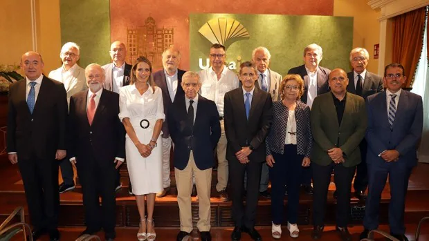 Domínguez pide «autonomía» e «independencia» en el adiós de Medel a la Fundación Unicaja