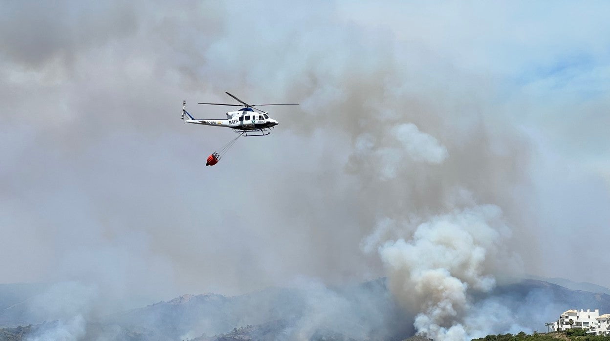 Medio áreos en el incendio de Sierra Bermeja