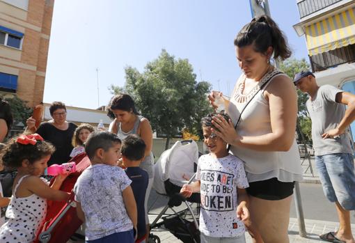 Una madre refresca a su hijo al salir de un colegio en Cordoba, en una imagen de archivo