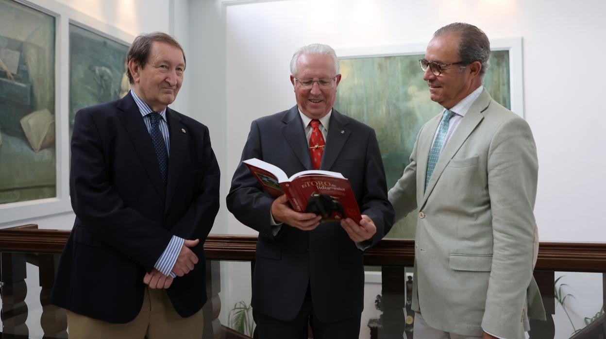 Julián Tomás García Sánchez, en el centro, antes de la presentación en el Real Círculo de la Amistad