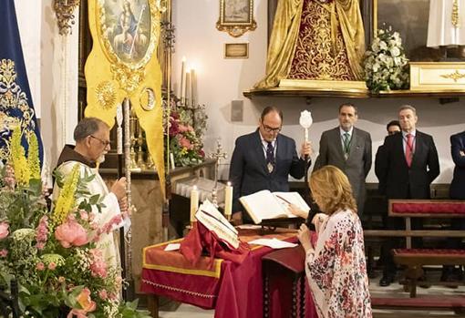 Inmaculada Luque jura el cargo, ante el guardián del convento y Antonio López