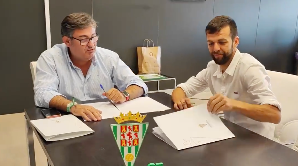 Fran Rodríguez Pozo junto al consejero delegado del club, Javier González Calvo