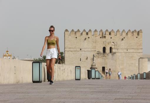 Una joven atraviesa el Punte Romano bajo el sofocante calor