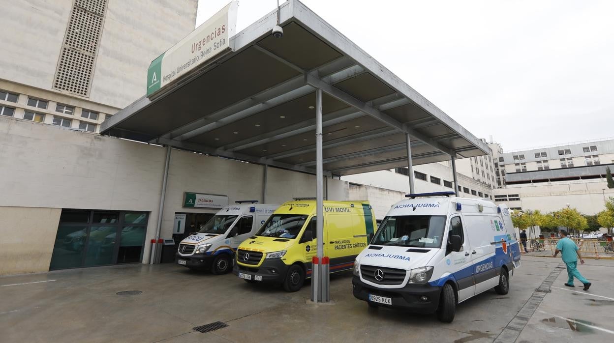 Varias ambulancias en la entrada de las Urgencias del Reina Sofía de Córdoba