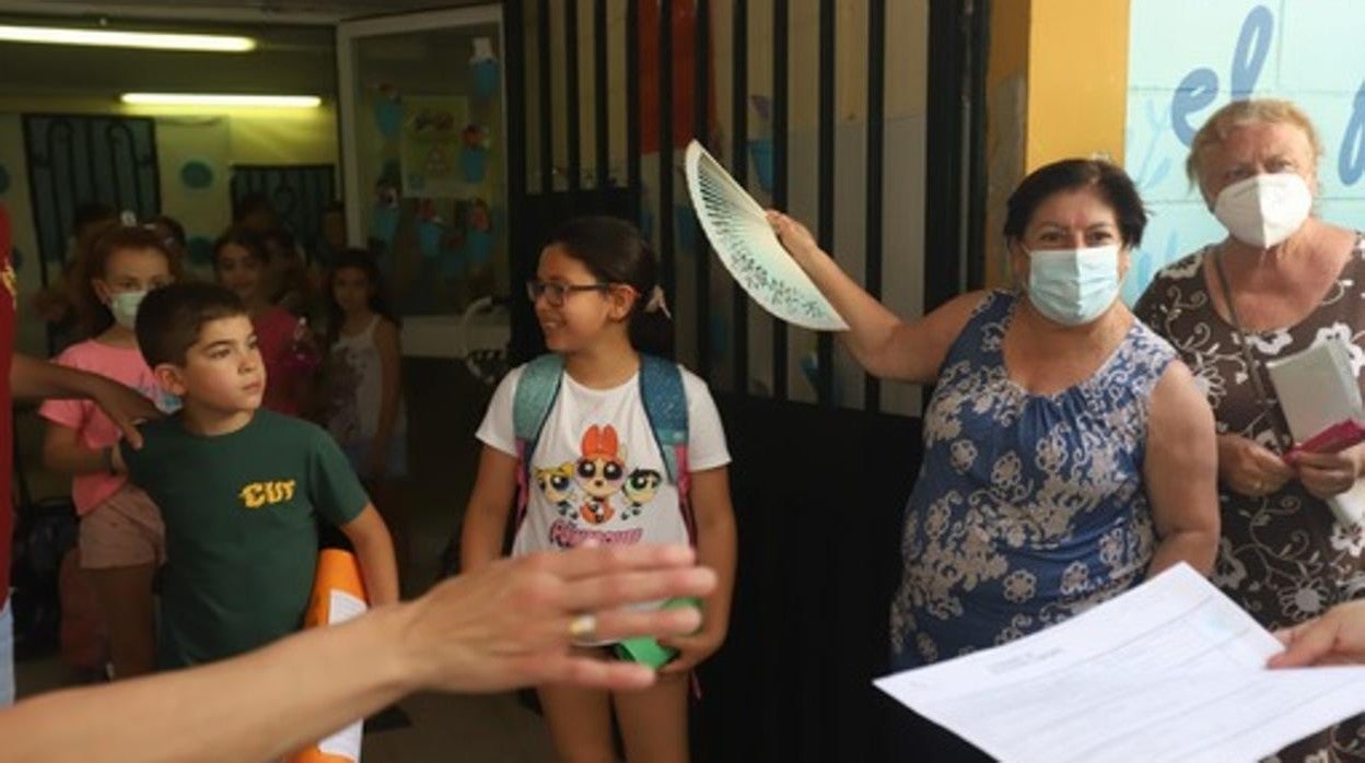 Padres del colegio Mediterráneo en la protesta del pasado martes