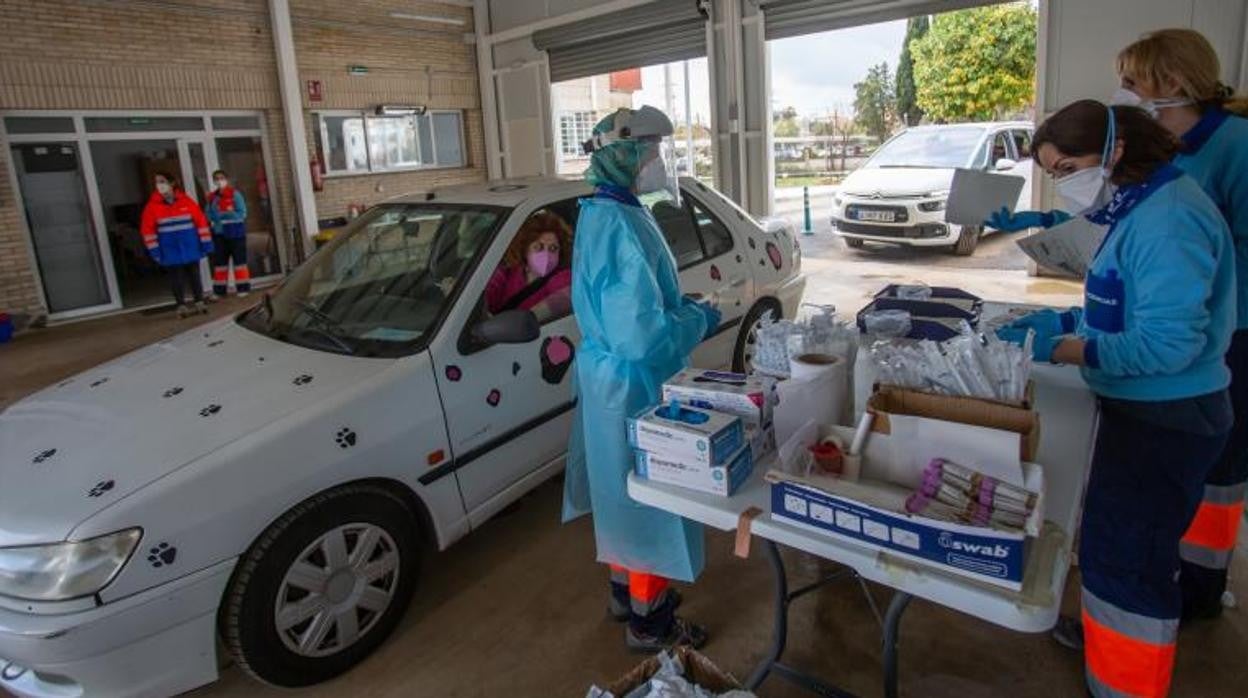 Sanitarios realizan test del Covid sin bajar del coche en el Hospital Militar de Sevilla