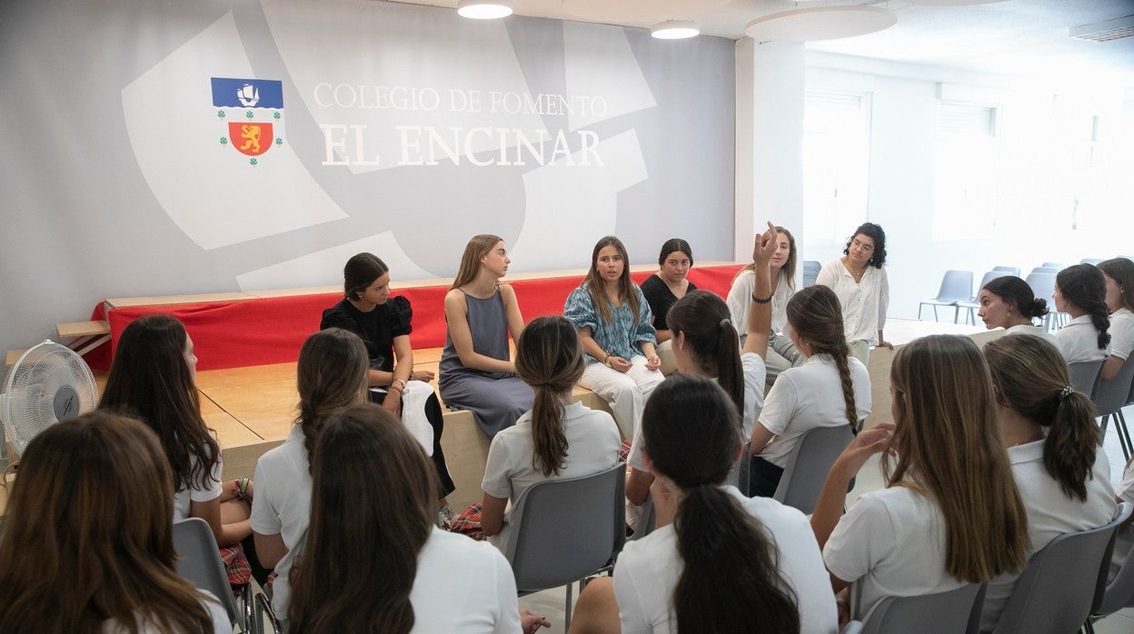 Fátima Sánchez, en el centro con blusa estampada, en su charla a alumnas de El Encina