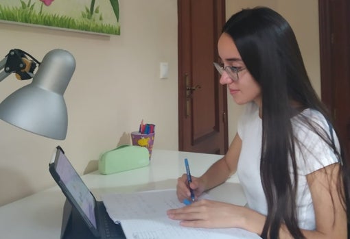 Amalia Sánchez Roma, estudiando en su habitación