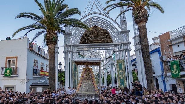 Los almonteños decidirán si se mantiene la catedral efímera hasta la Venida de la Virgen de 2026