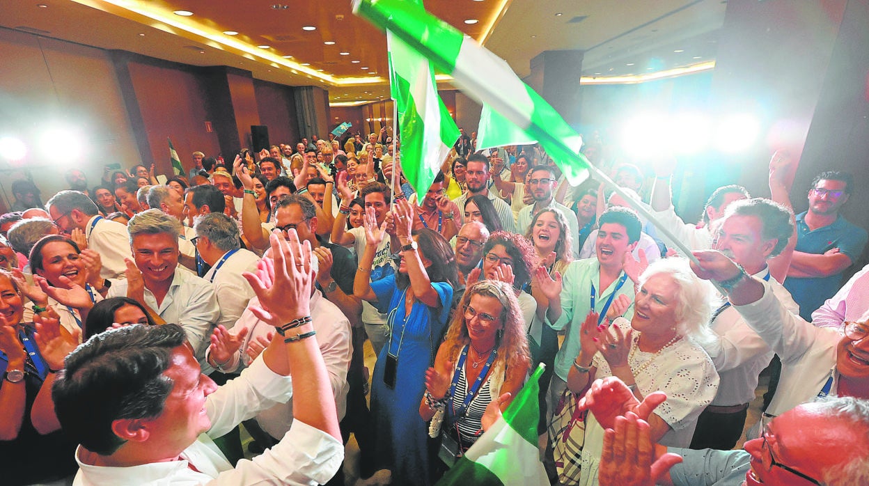 Bellido saluda a los militantes y simpatizantes del PP en la noche electoral de Córdoba