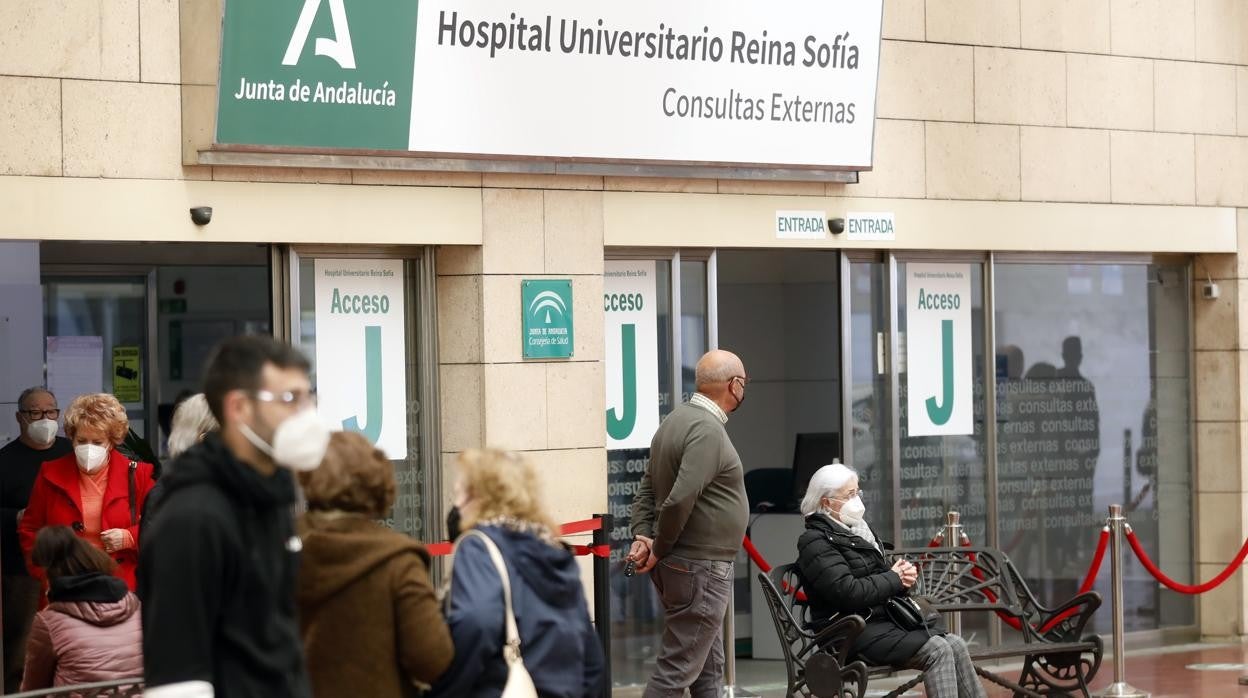 Usuarios del Hospital Reina Sofía en la puerta principal de acceso al recinto