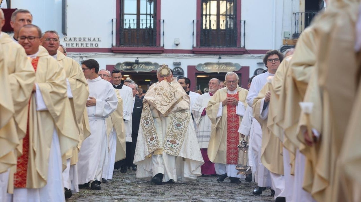 El obispo porta el Corpus Christi al comienzo de la calle Magistral González Francés