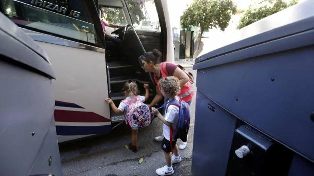 Dos niños suben a un autobús escolar