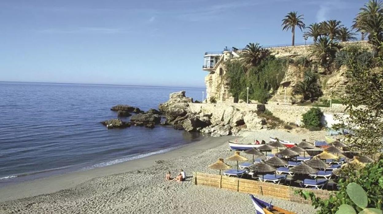 Hallan en cadáver de una mujer en una playa de Nerja, en Málaga