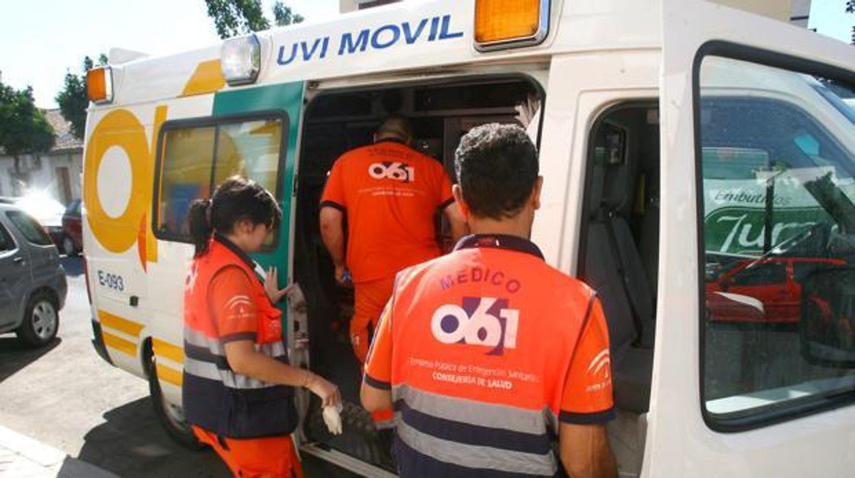 Sanitarios, junto a una ambulancia del 061