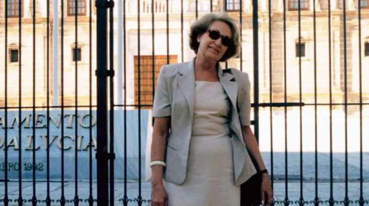 Consuelo Sánchez Ballesteros posando a las puertas del Parlamento de Andalucía