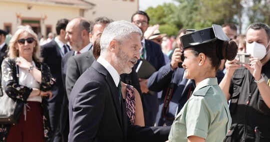 El ministro del interior, Fernando Grande-Marlaska, con la agente