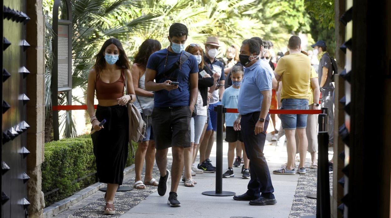 Entrada de turistas al Alcázar