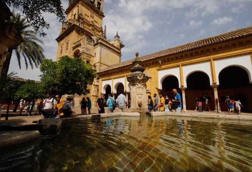 Turistas en el Patio de los Naranjos de la Mezquita-Catedral de Córdoba