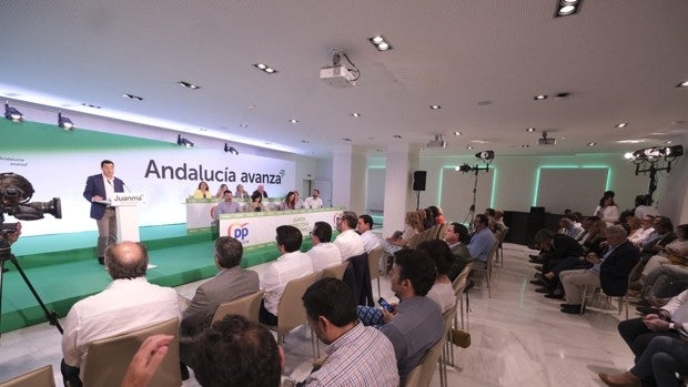 Juanma Moreno advierte a los suyos: «El halago debilita, es el momento de la responsabilidad»