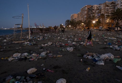 Basura de todo tipo de ha acumulado a lo largo y ancho de los arenales