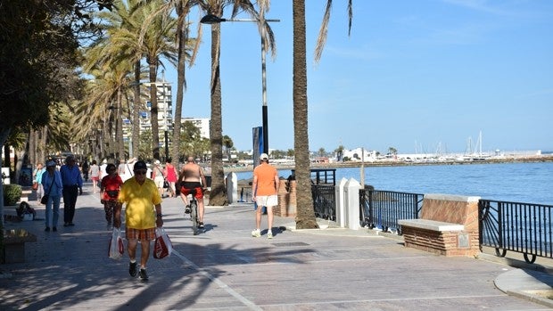 Marbella acusa al Gobierno de poner en peligro de derribo hoteles, restaurantes y hasta el faro de la ciudad