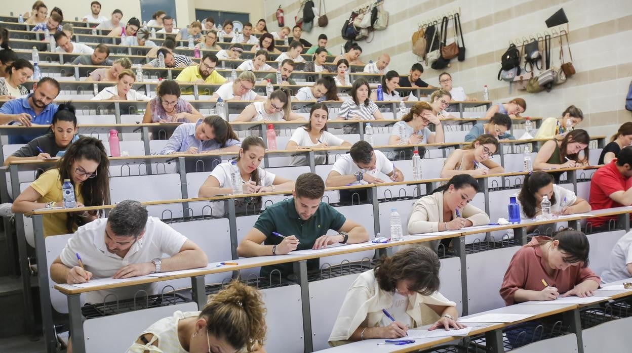 Jóvenes haciendo un examen en Rabanales