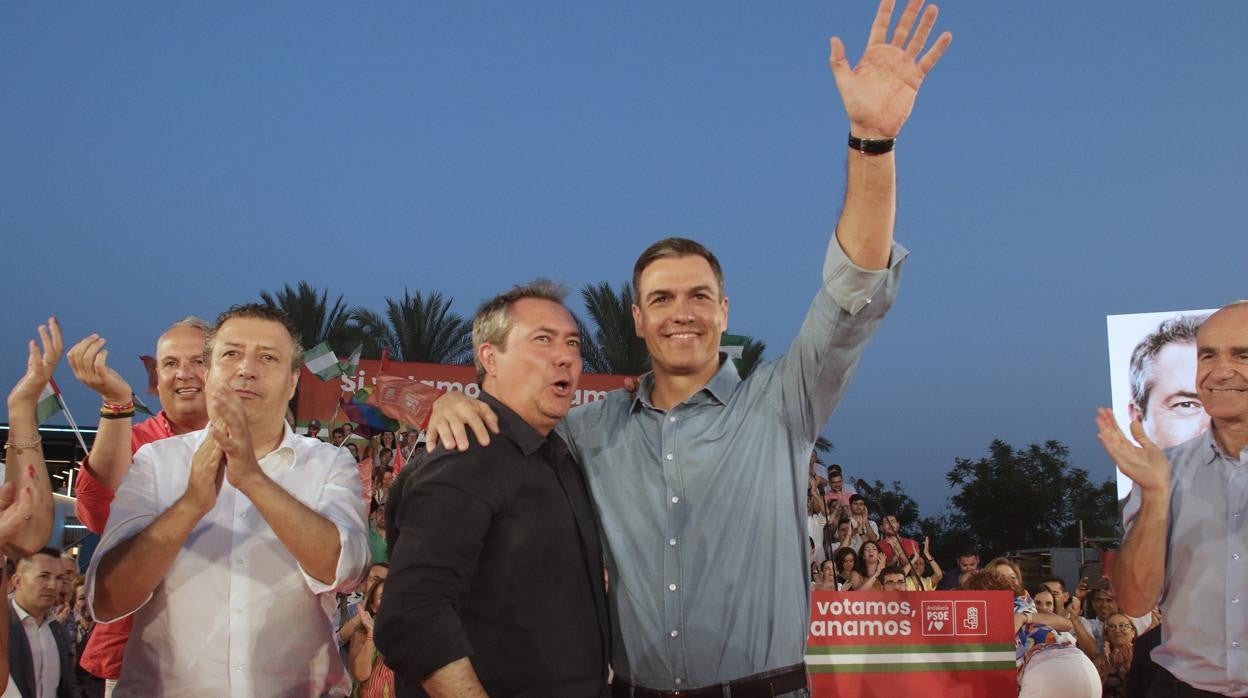 Pedro Sánchez con Juan Espadas durante la pasada campaña electoral