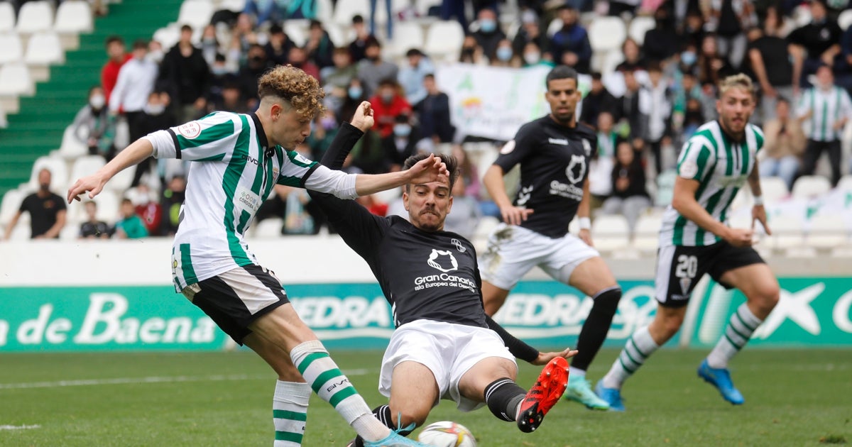 Simo golpea el balón durante un partido en El Arcángel