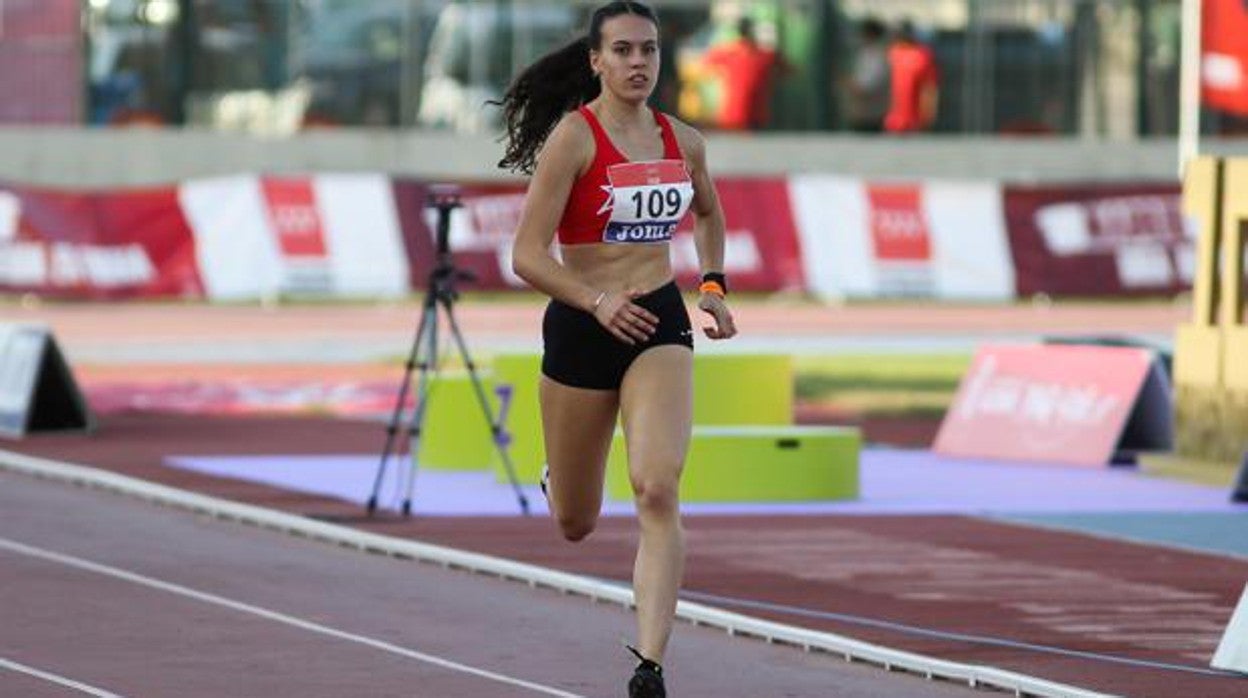 La atleta cordobesa Carmen Avilés durante una competición