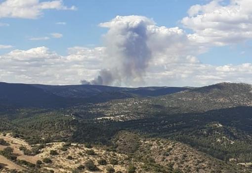 Columna de humo que indica el lugar del incendio