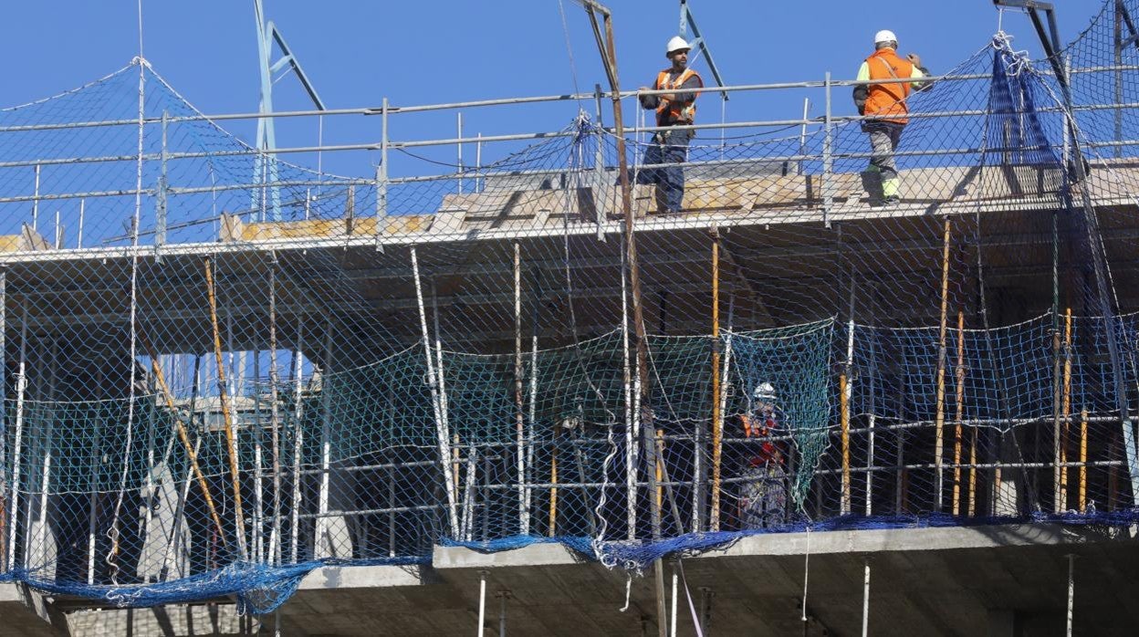 Obreros trabajando en una promoción de pisos en Córdoba