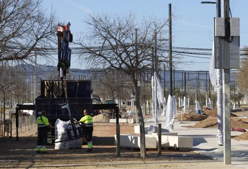 Obreros en los trabajos realizados en El Arenal antes de la Feria