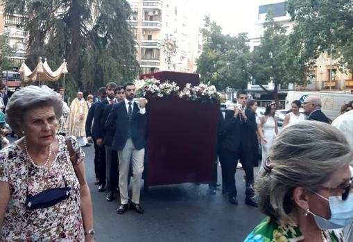 Procesión del Corpus organizada por las parroquias de Santa Teresa y Santa Cecilia, en la plaza de Costasol