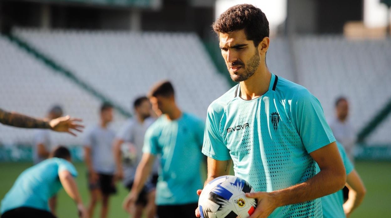 El central cordobés del Córdoba Bernardo Cruz, en un entrenamiento