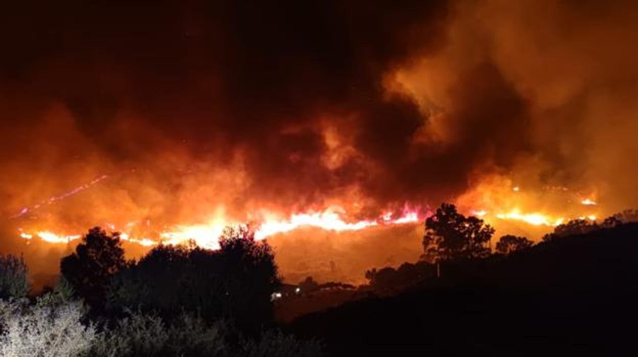 Medio centenar de bomberos trabajan en el paraje Atalaya de Mijas