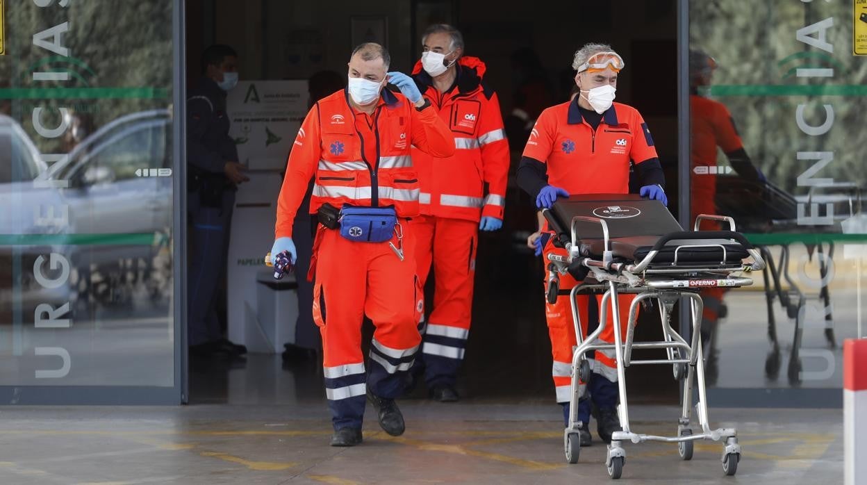 Profesionales sanitarios salen de las Urgencias del Reina Sofía tras realizar un ingreso