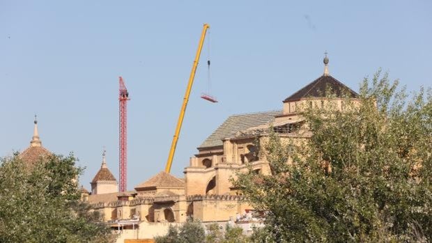 Retiran la última grúa que enturbiaba las vistas de la Mezquita y el Puente Romano de Córdoba