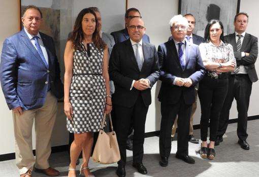 Foto de familia tras la reunión de trabajo mantenida entre CECO y Cajasur