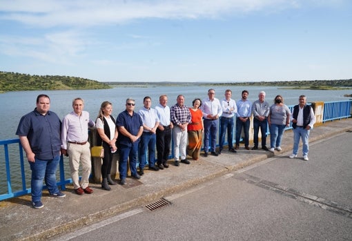 Dirigentes socialistas en una visita a la presa de La Colada