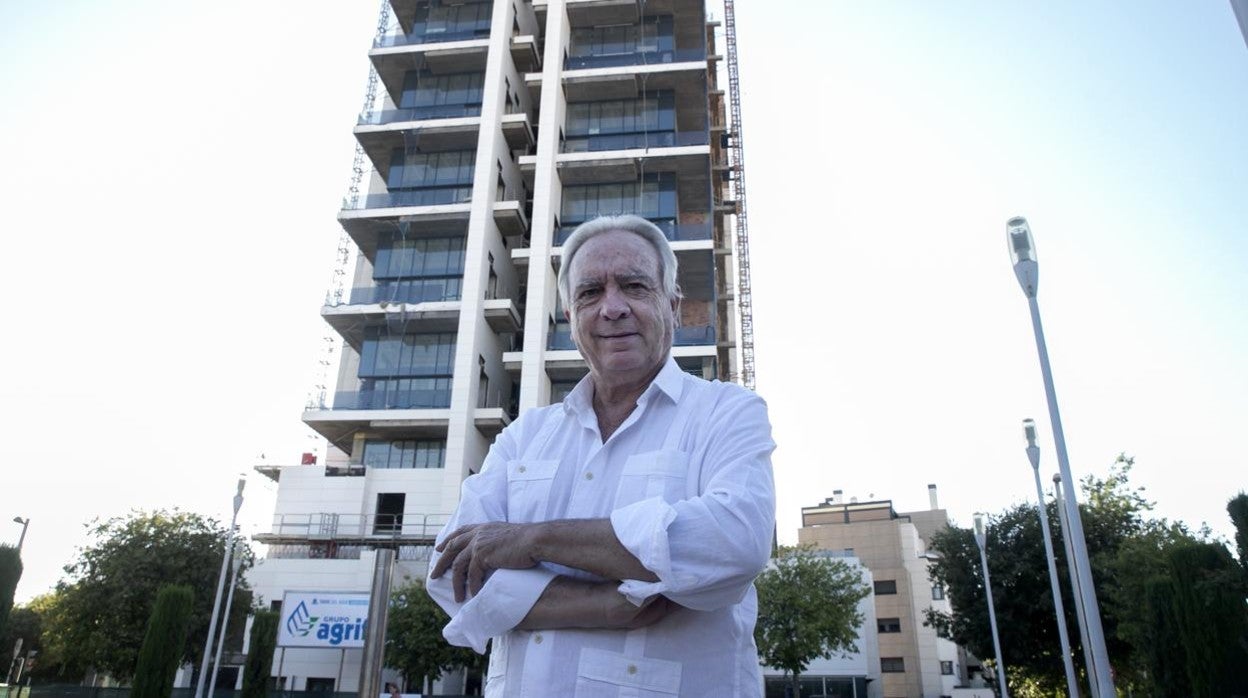 Rafael García, presidente del grupo Agrifluide, posa con la Torre del Agua al fondo