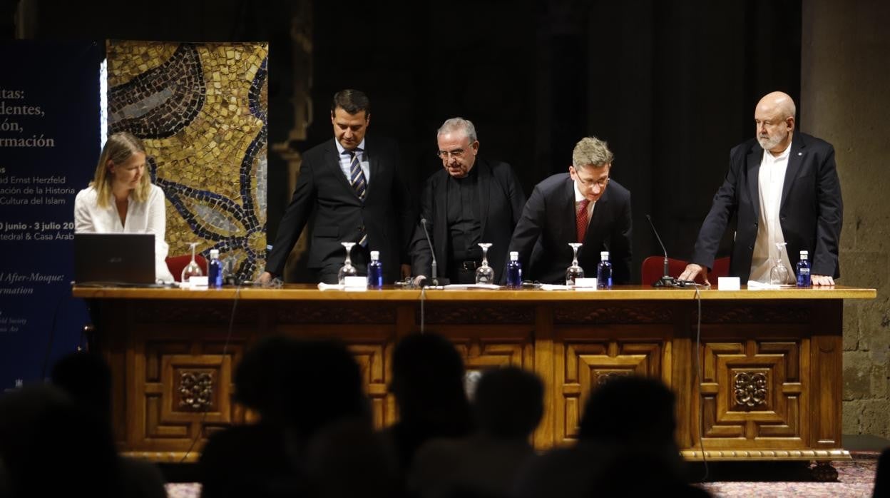 Participantes en la sesión inaugural de las jornadas, en la Mezquita-Catedral de Córdoba